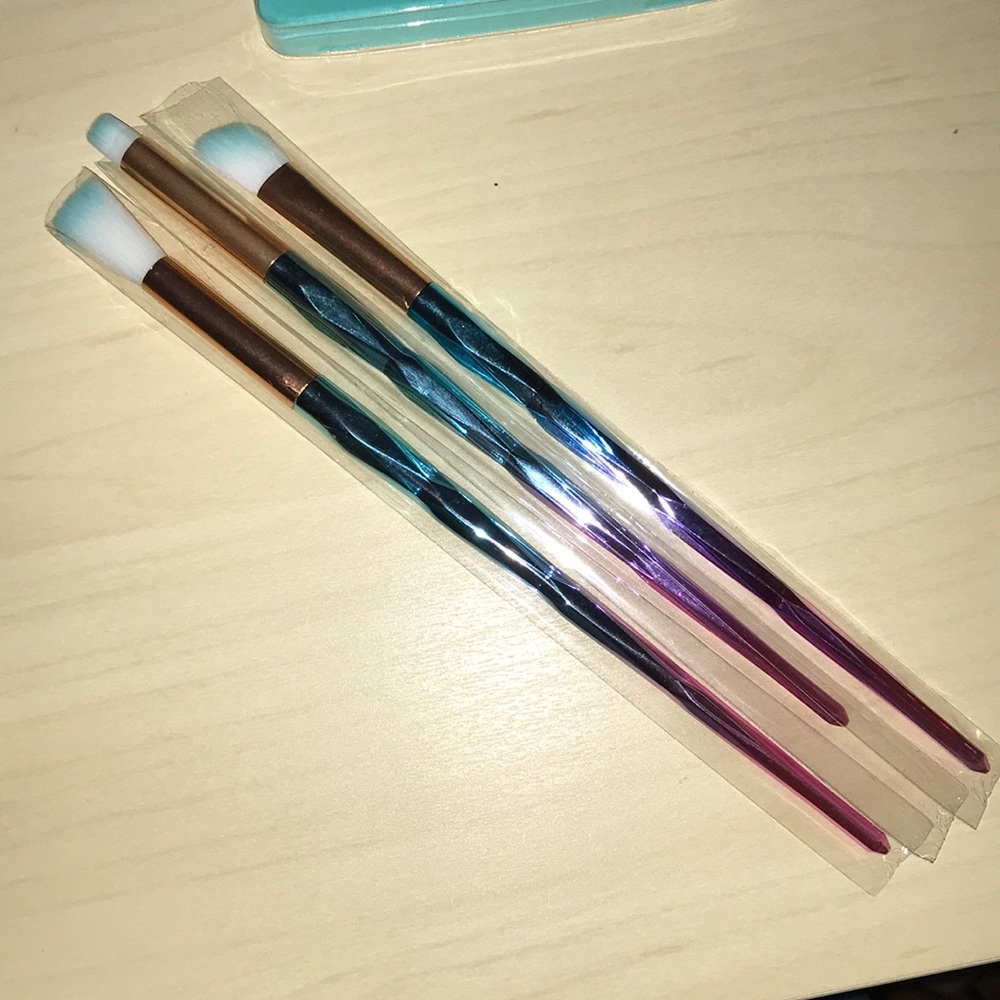 Makeup - Picture 3 of 4